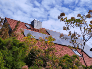 Dach auf dem eine Solaranlage vorhanden ist