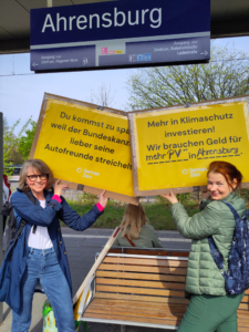 AZ auf dem Weg zur Demo am Bahnhof Ahrensburg